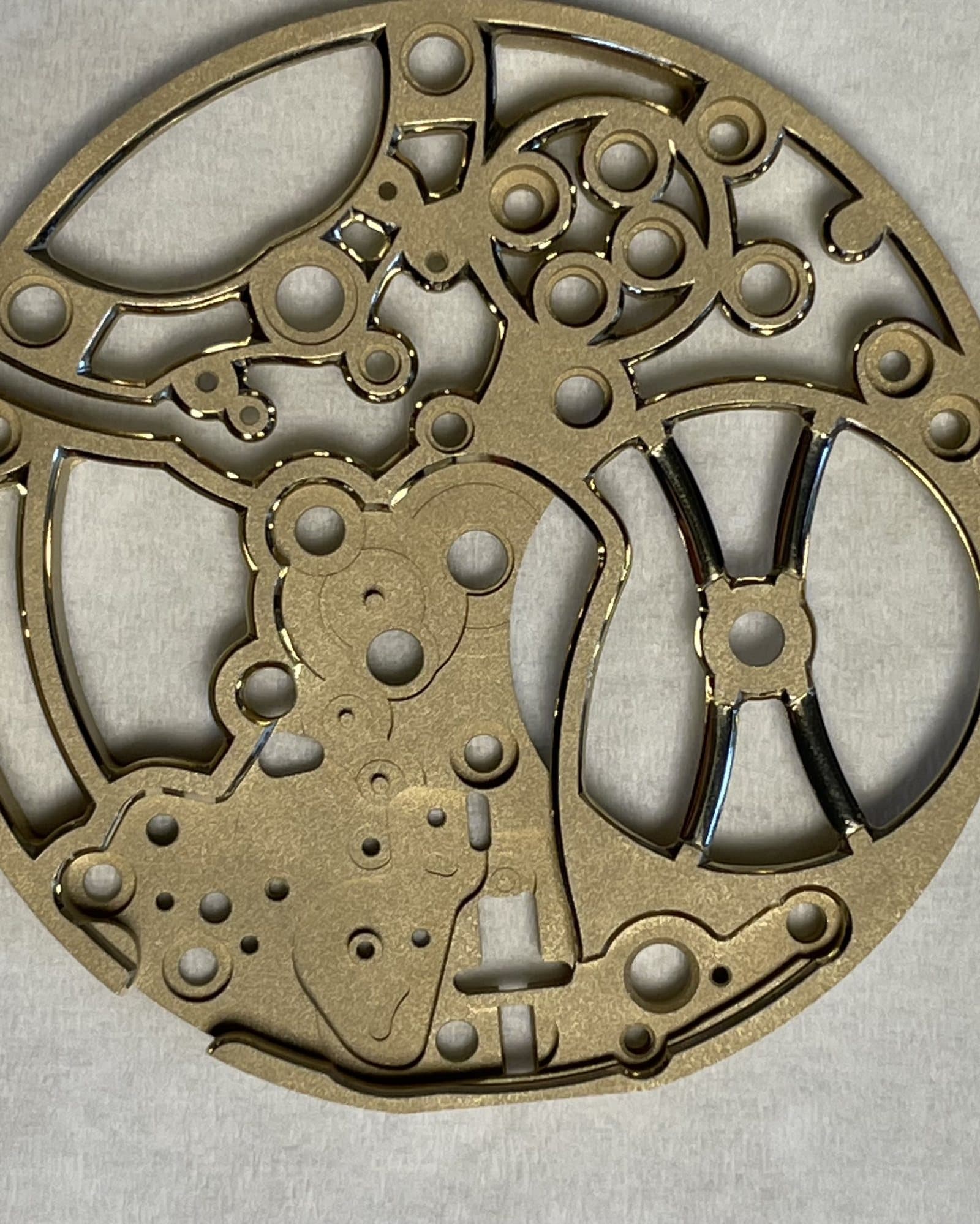 Platine squelettée : surfaces sablées et anglages polis miroir